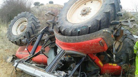 Falece un home tras sufrir un accidente co tractor que conducía en Irixoa