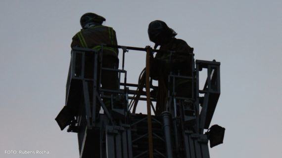 Arde un salón dunha vivenda dun edificio en Vigo e catro persoas son atendidas “in situ” polos servizos sanitarios