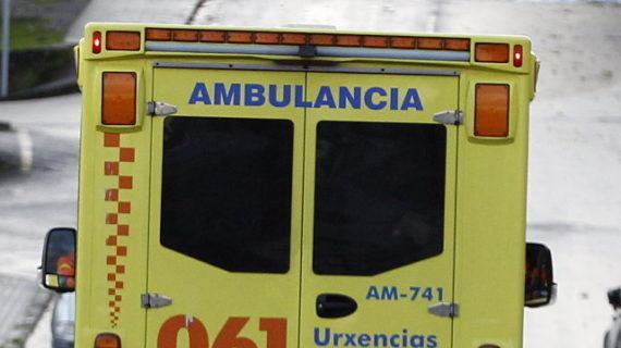 Unha condutora resulta ferida leve malia saírse da vía e dar varias voltas de campá o vehículo que conducía