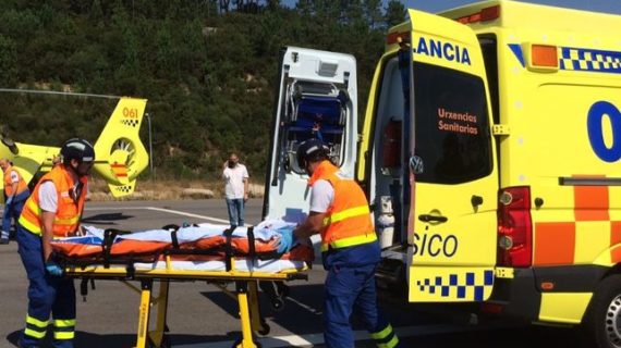 Unha persoa faleceu e outras dúas quedaron atrapadas nun coche que caeu a un regato, na Cañiza