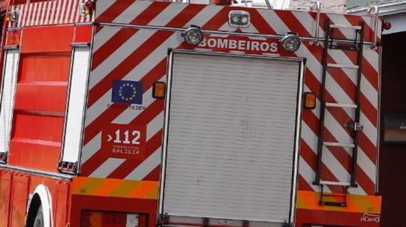 Arde por completo a planta baixa dunha vivenda en Pontedeume