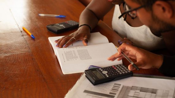 A Universidade abre a convocatoria de axudas destinadas a evitar o abandono dos estudos por motivos económicos ou familiares