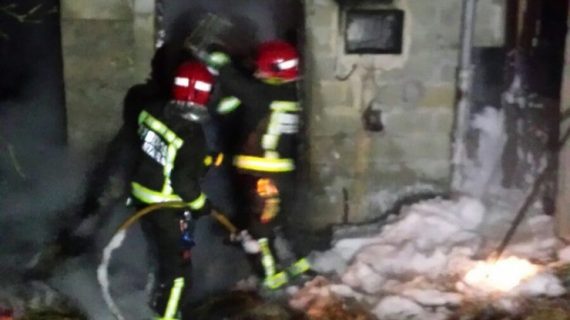 Arde por completo unha vivenda deshabitada en Redondela