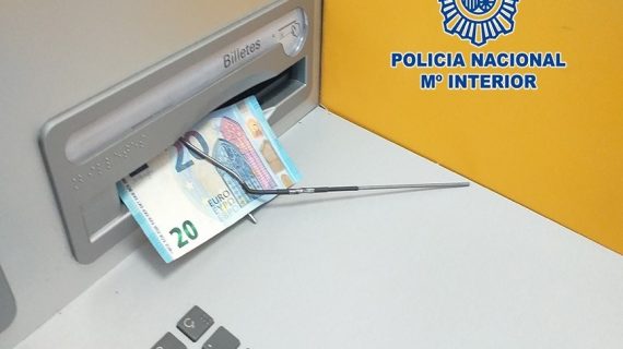 La Policía Nacional detecta una modalidad de estafa basada en la manipulación de cajeros automáticos mediante la técnica Teller Hooking