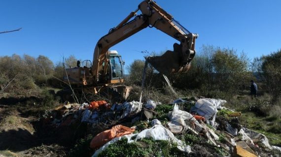 “A mán e a máquina”: limpando a Veiga de Gomareite