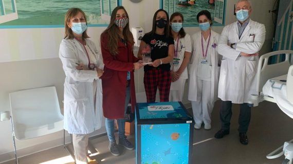 El pasado viernes Bicos de Papel y la estación logística de Amazon en Porriño han hecho entrega al Hospital Álvaro Cunqueiro de 8 neveras para instalar en las habitaciones de oncología pediátrica