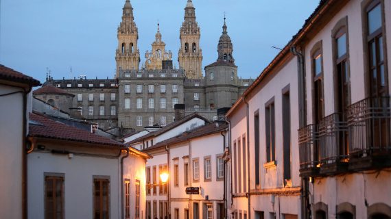 A iniciativa impulsada pola Xunta e o Concello de Santiago para mellorar a conectividade no Casco Histórico entra na fase final coa activación das primeiras conexións nas rúas do Franco e do Vilar