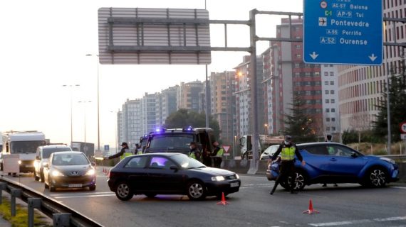 A Policía Autonómica tramitou 118 denuncias nos 110 dispositivos levados a cabo esta fin de semana para vixiar o cumprimento das medidas ante a covid-19 en Galicia