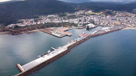 Un grupo de adestramento da Policía Nacional foi rescatado ileso ao envorcar a súa embarcación no porto de Burela