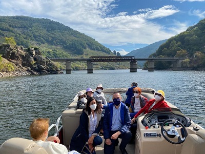 La Xunta continúa el programa de excursiones de los usuarios de residencia con un viaje en catamarán por la Ribeira Sacra