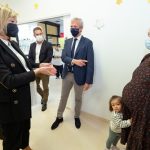 O presidente da Xunta, Alfonso Rueda visita a escola infantil O Pino