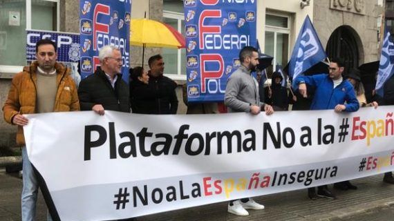 Los policías nacionales se concentran indignados ante la Delegación del Gobierno de Galicia exigiendo más medios para luchar contra la delincuencia