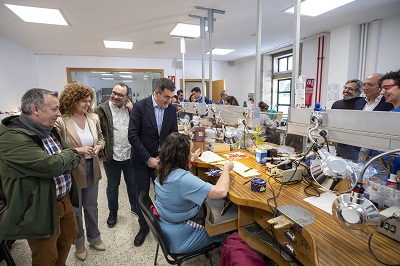 La Xunta refuerza la oferta en la Escola Mestre Mateo, de Santiago, con una nueva promoción de la modalidad dual en el itinerario de Joyería y Complementos