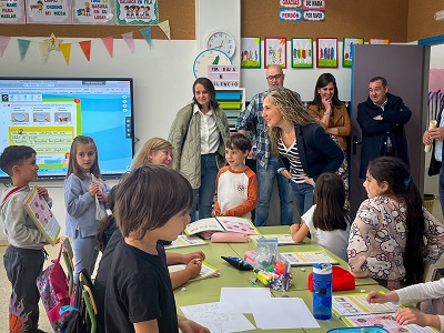 Martina Aneiros recuerda a las familias que desde hoy pueden solicitar las ayudas para adquirir libros de texto y material escolar