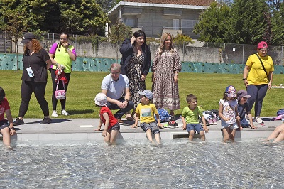 Manuel Pardo destaca la piscina de Boborás como un elemento que mejora de la calidad de vida del vecindario