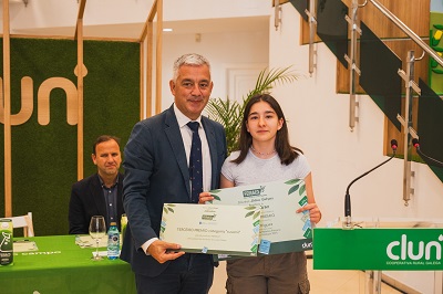 Valentín García agradece la contribución al gallego del premio de microrrelatos de Feiraco