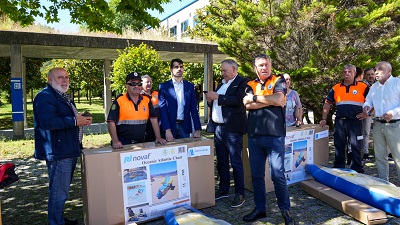 Las Agrupaciones de Voluntarios de Protección Civil de Ares y As Pontes reciben equipamiento de emergencias cedido por la Xunta