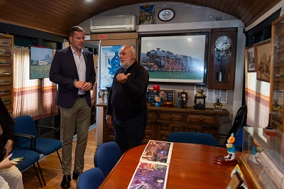 López Campos ensalza “el aprovechamiento del patrimonio en la creación de espacios singulares” en su visita a la histórica locomotora Verderón