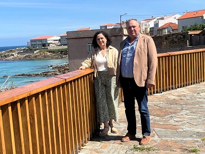 Belén do Campo supervisa con José Manuel López la zona en la que se llevará a cabo a mejora de los elementos de protección del paseo marítimo de Caión