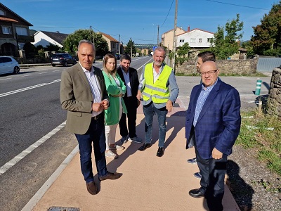 La Xunta invierte cerca de 50.000 euros en la construcción de una senda peatonal en la avenida del Puente de Catoira