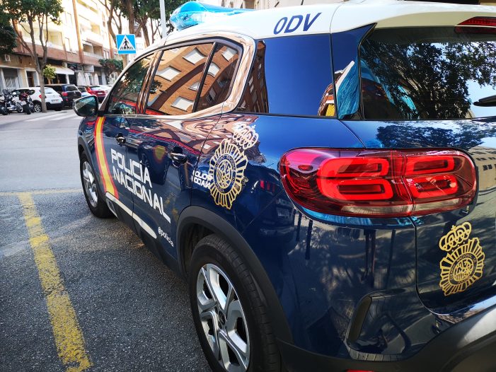 La Policía Nacional detiene en Vigo a dos personas que estaban realizando compras con una tarjeta bancaria que acababan de sustraer